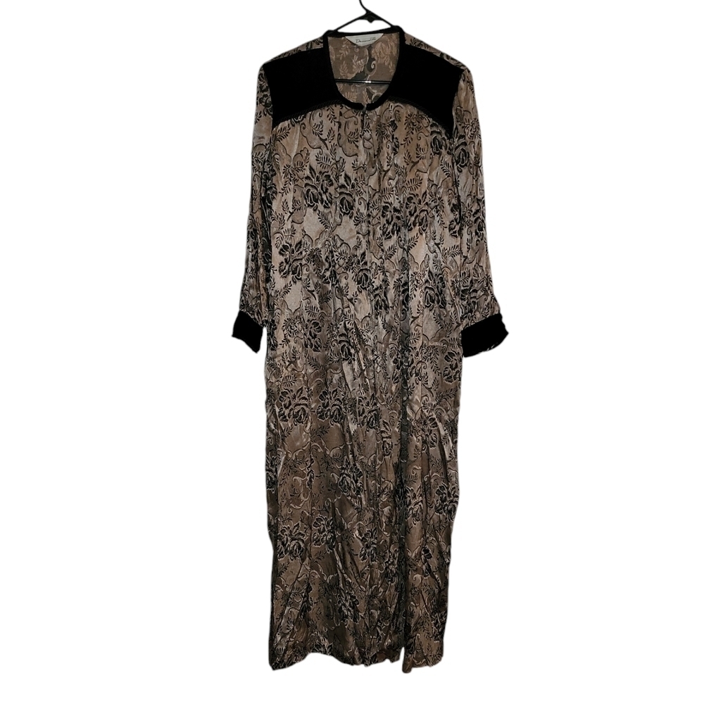 Diamond Tea long sleeve, half zip closure in front long length, shoulder pads